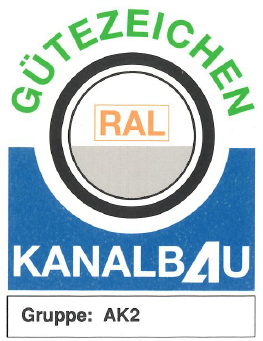 Gruenes Guetezeichen RAL ueber blauem Kanalbau Logo mit AK2 Feld