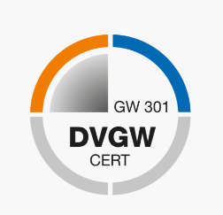 DVGW CERT Logo in Grau mit blauem und orangem Ringsegment, GW 301